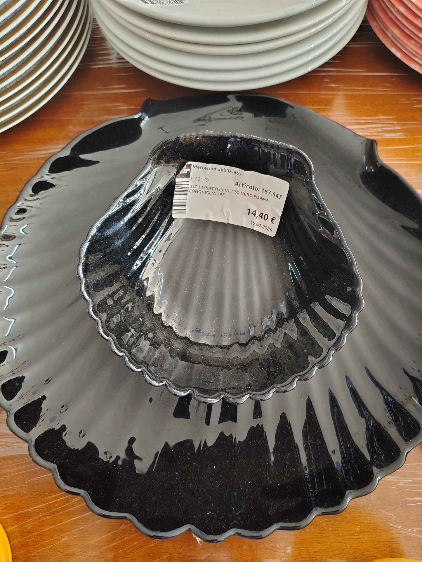 Set Di Piatti In Vetro Nero Forma Conghiglia 7pz
