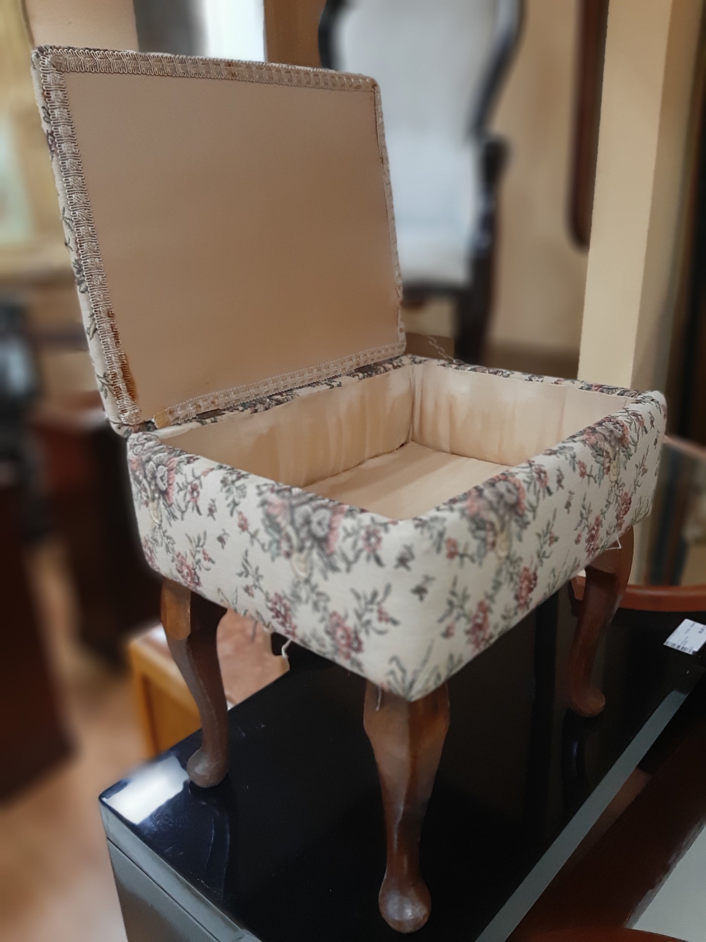 Sedia Tessuto Broccato Con Puff Abbinato
