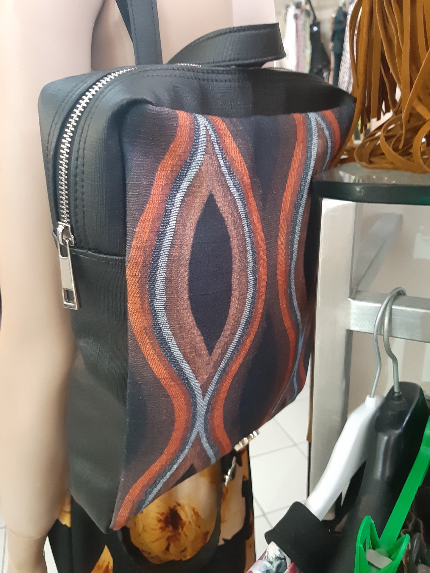 Zaino Nero Particolari  Fantasia Arancio