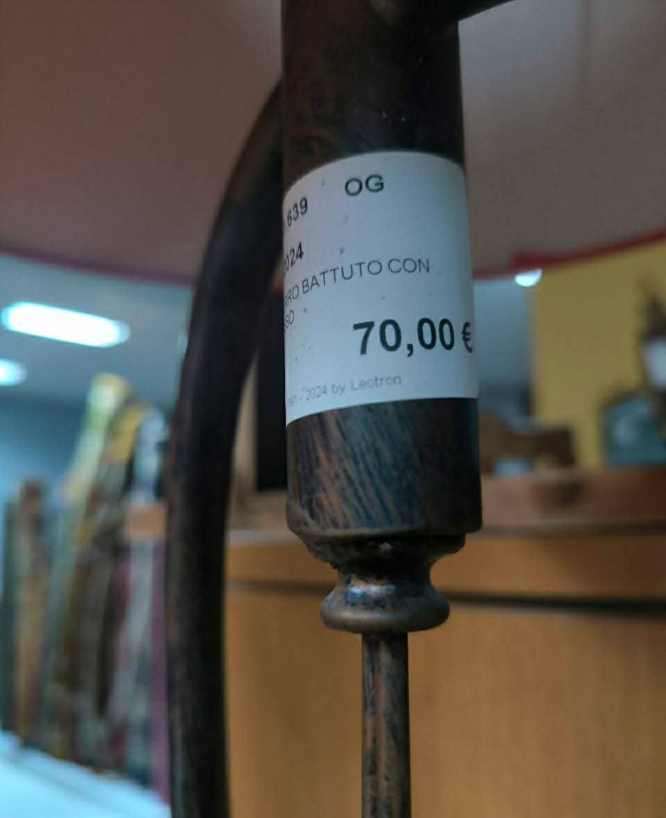 Piantana In Ferro Battuto Con Paralume Rosso