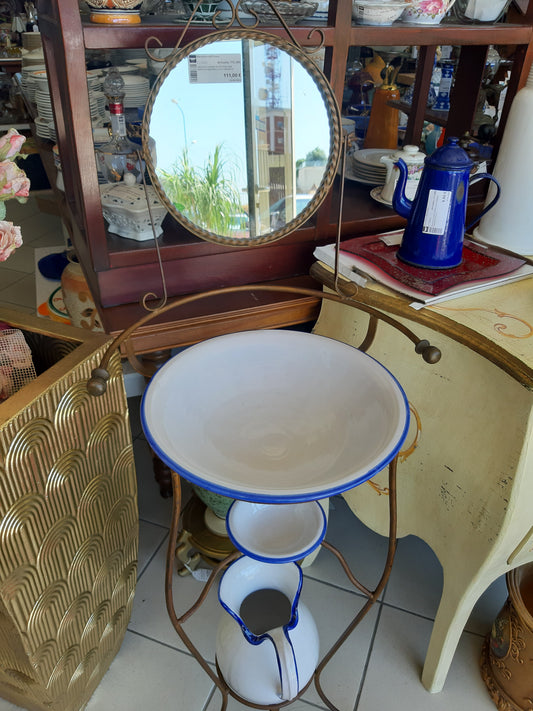Vecchio Lavabo In Ottone Con Brocca E Bacinella In Ceramica