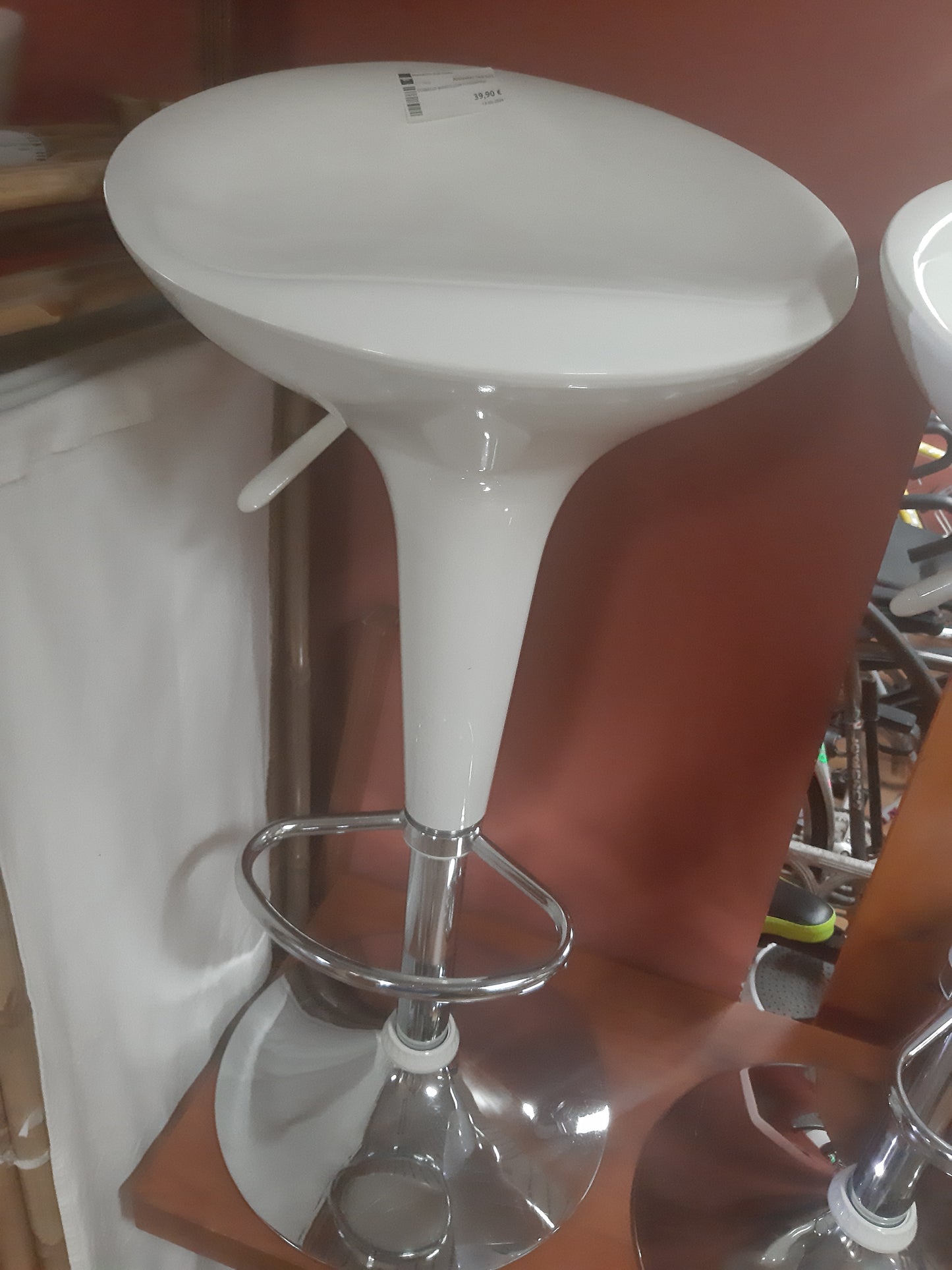 Sgabello Bianco Con Poggiapiedi