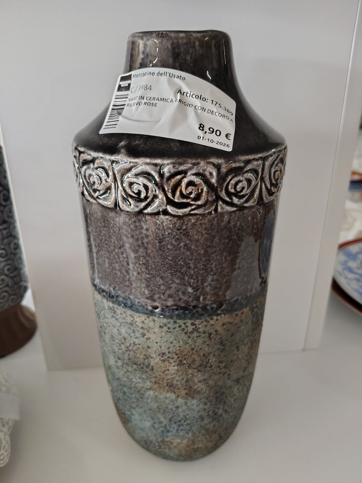 Vaso In Ceramica Grigio Con Decoro A Rilievo Rose