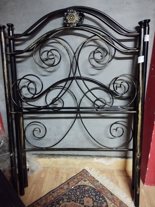 Letto In Ferro Battuto Nero Con Decori Dorati