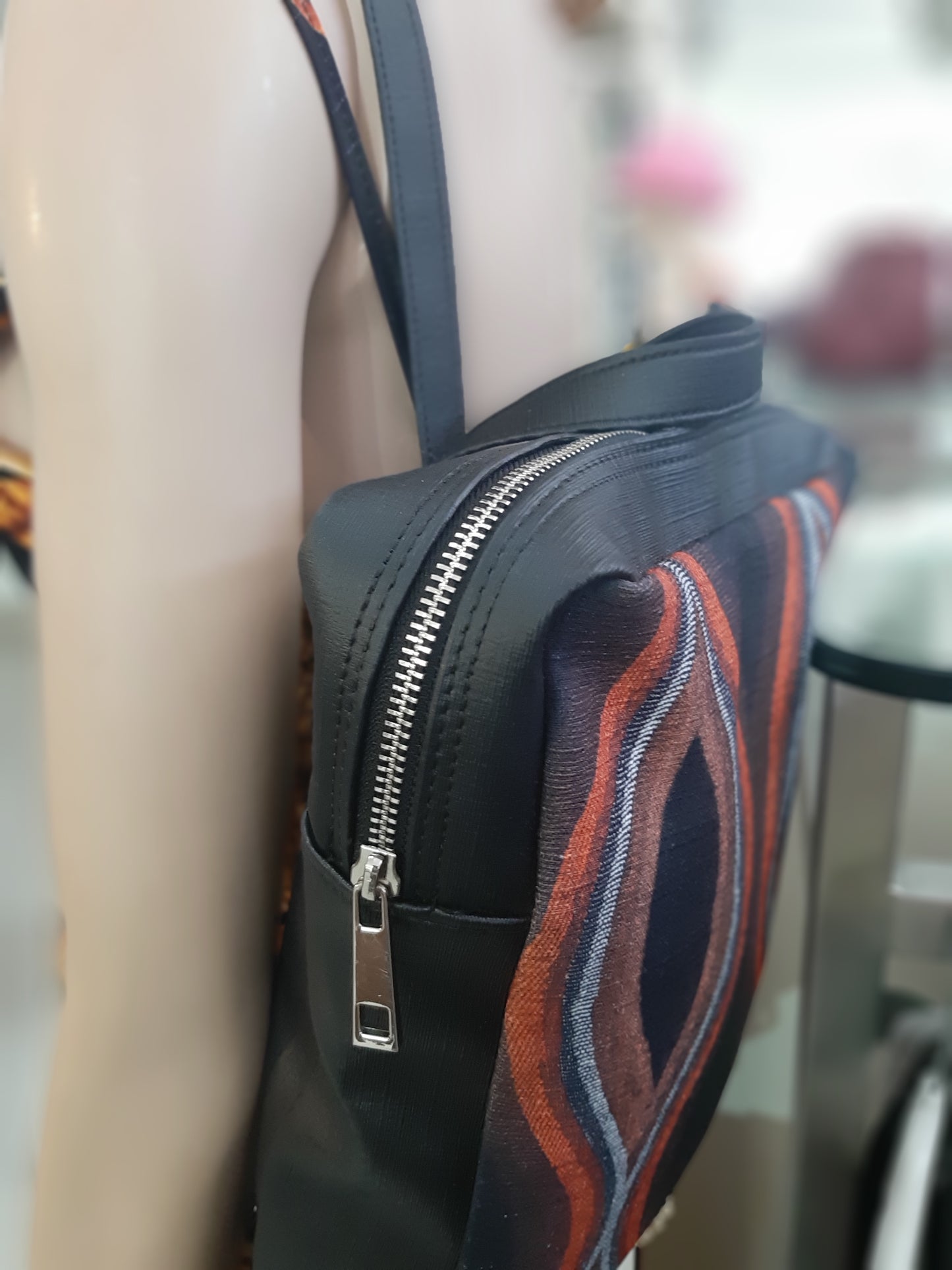 Zaino Nero Particolari  Fantasia Arancio