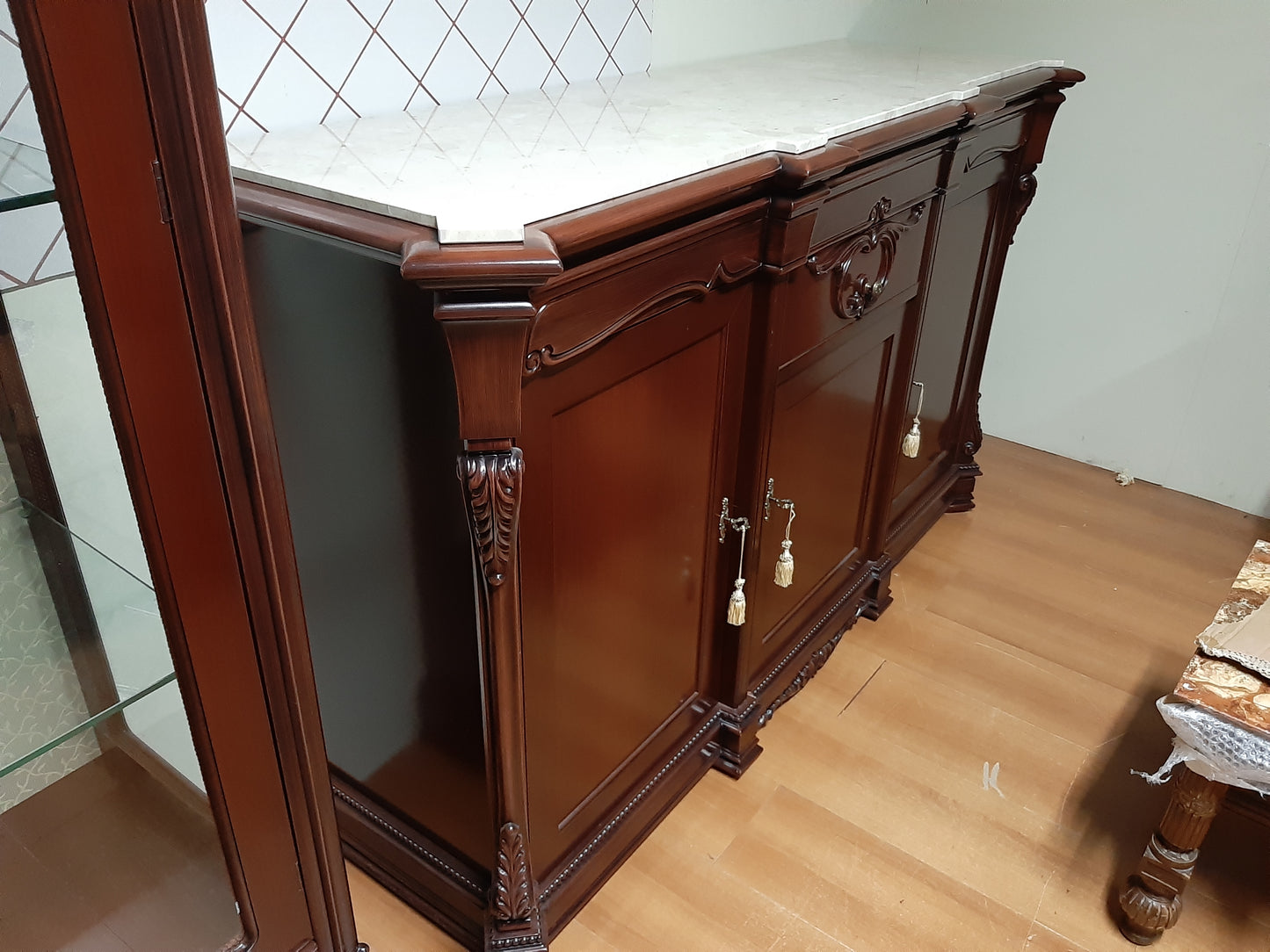 Camera Da Pranzo Completa Con 6 Sedie Sparecchio Tavolo+specchio Tavolo E Vetrina