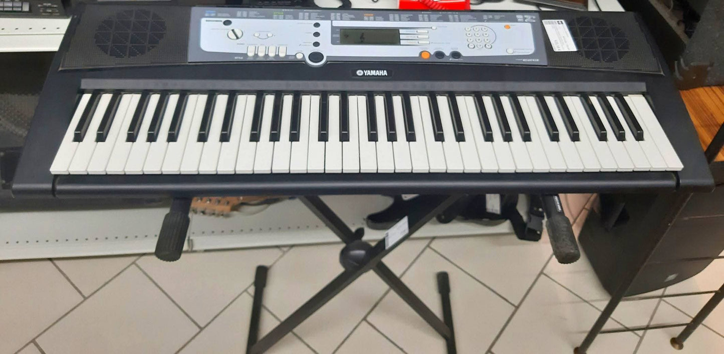 Tastiera Yamaha Psr E213 Con Custodia E Leggio+alimentatore Alla Cassa