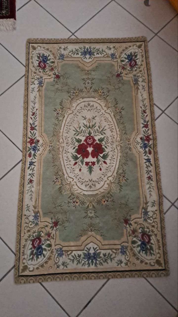 Tappetino Tipo Broccato Con Decoro Centrale Fiori Rossi 111x61