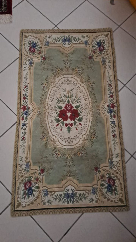 Tappetino Tipo Broccato Con Decoro Centrale Fiori Rossi 111x61