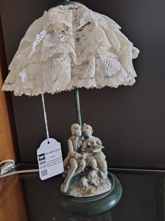 Vecchio Lume Con Statuetta Alla Base Struttura In Ferro Battuto Paralume Merletto