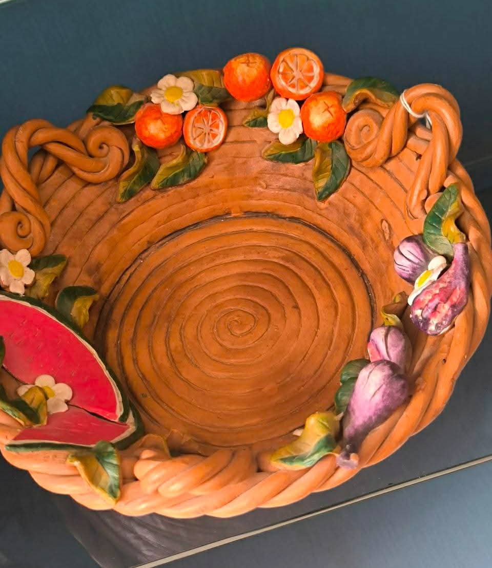 Cestino In Terracotta Con Fruttini A Rilievo
