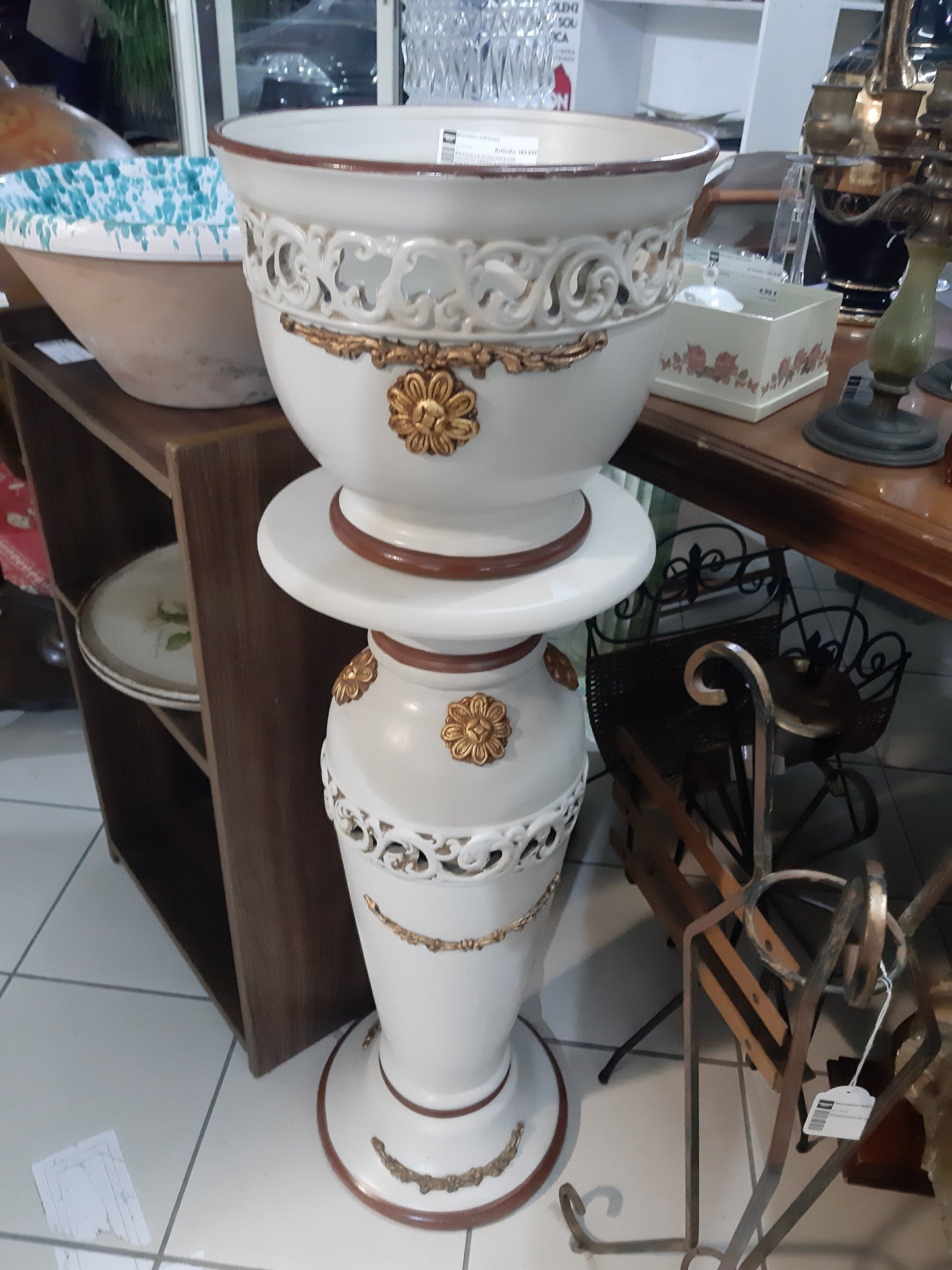 Piedistallo In Ceramica Con Cachepot Abbinato Con Finiture Dorate E Parti Traforate
