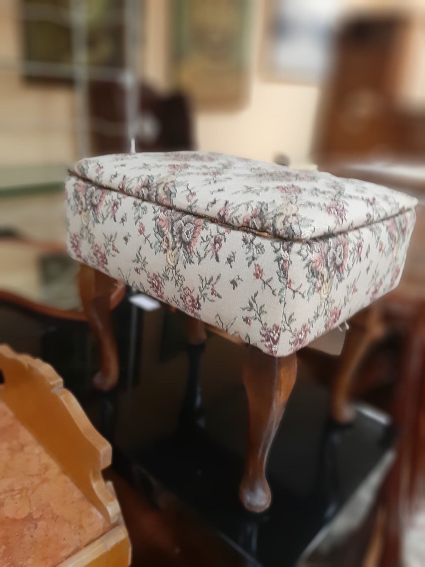 Sedia Tessuto Broccato Con Puff Abbinato
