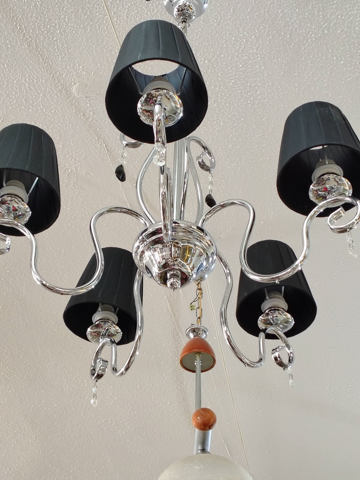 Lampadario Argentato Con Paralumi Neri R