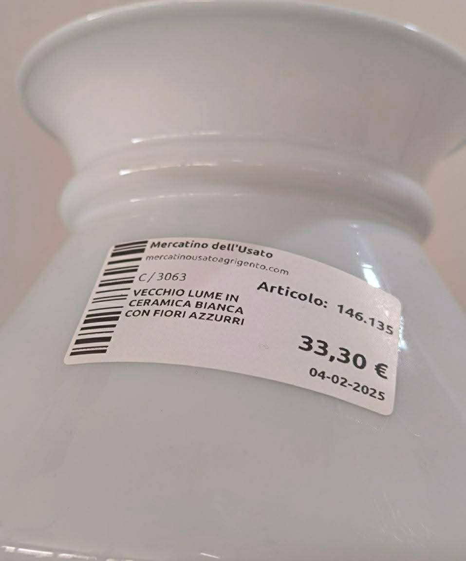 Vecchio Lume In Ceramica Bianca Con Fiori Azzurri